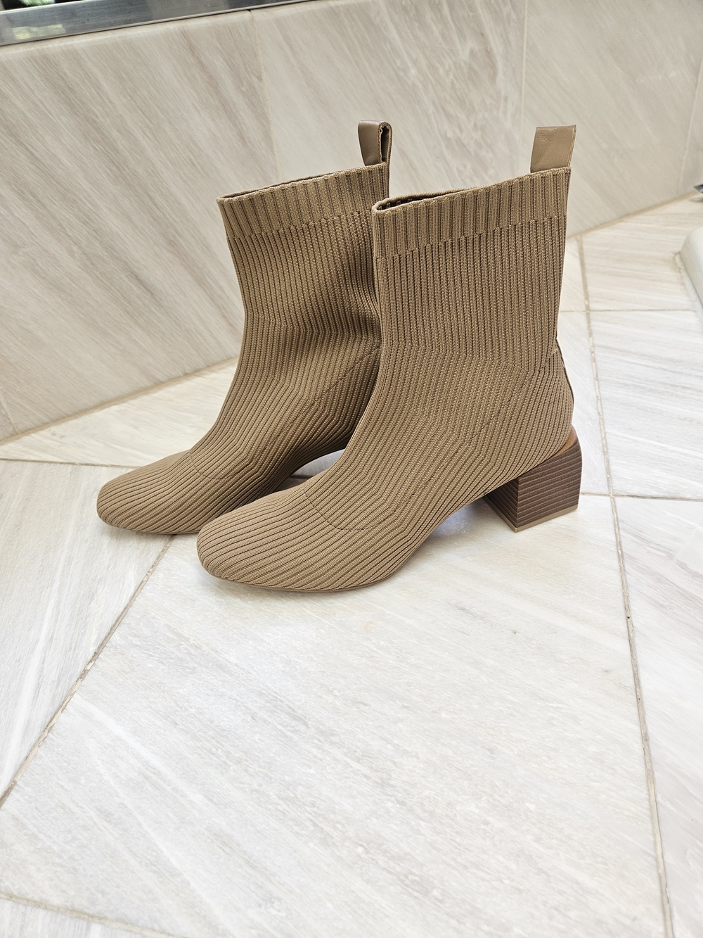 Dolce Vita.. Size 8 Tan Rib Knit Block Heel Ankle Boots. Used Great Condition